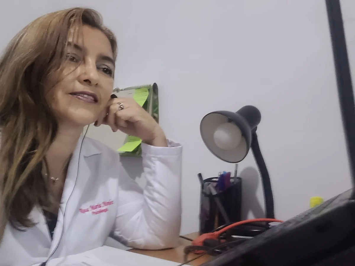 Rosa María Morales en su espacio de atención virtual
